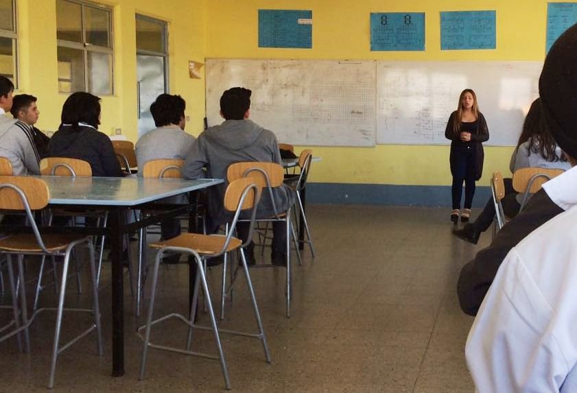 Ex alumnos realizan charlas a compañeros del Novo Horizonte