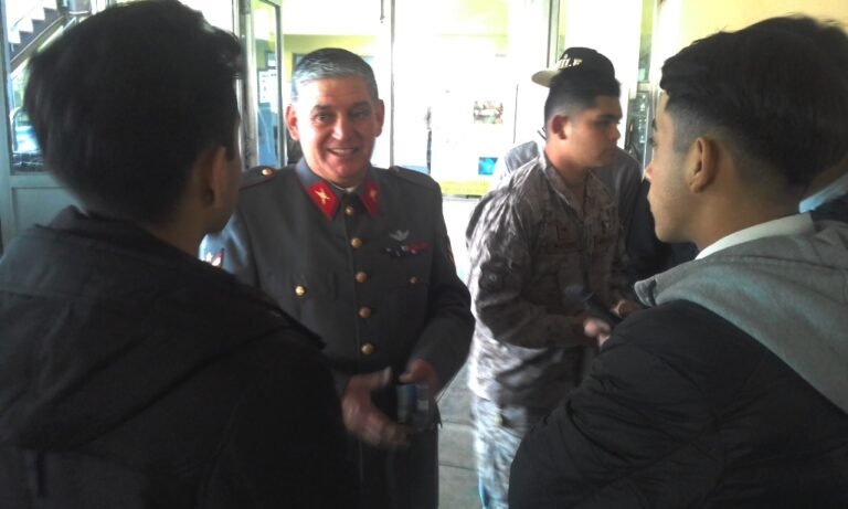 Representantes del Ejército nos visitan en busca de voluntarios