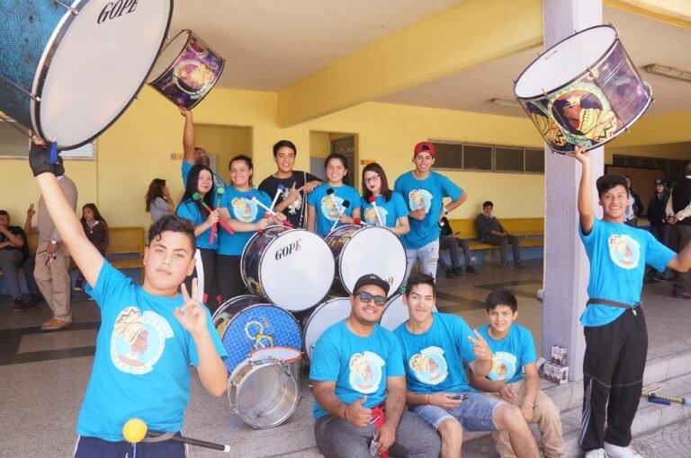 Las clases finalizaron con la increíble visita de una batucada