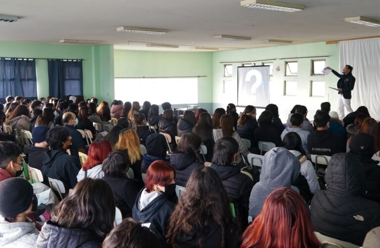 4tos Medios: Charla resolvió dudas sobre Ed. Superior, postulaciones y prácticas profesionales