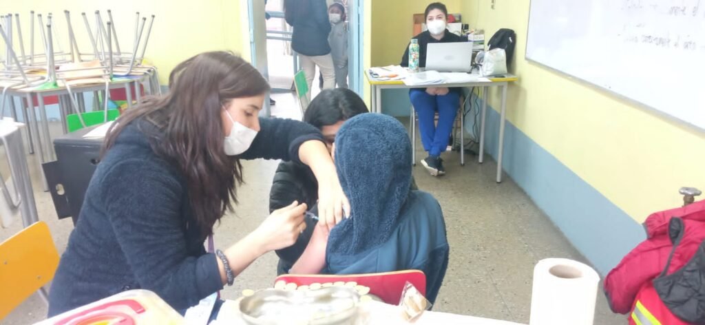 Alumnos de 1° y 8° Básico recibieron gratis vacuna DTPA en Colegio Novo Horizonte