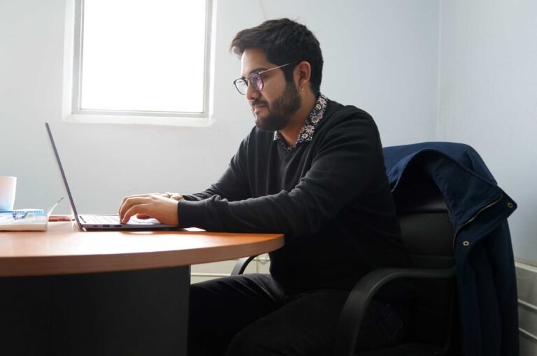 Cristóbal Gallardo, sicólogo: “Los estudiantes tienen ganas de contar lo que les pasa”