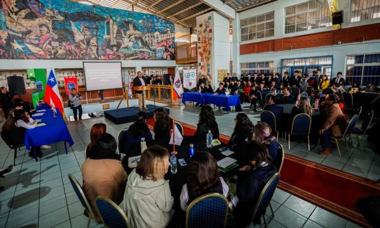 Equipo de Novo Horizonte participó en el 2° Torneo Interregional de Debate