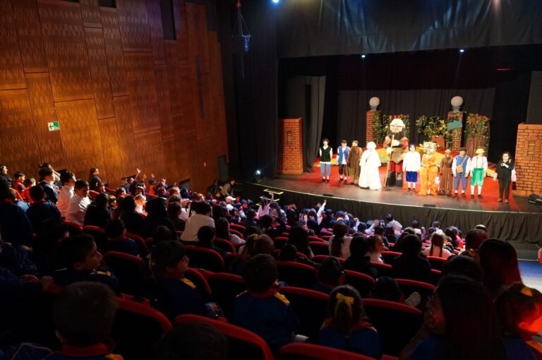 Los cursos Kinder y 2do Básico realizaron salida pedagógica al Teatro San Ginés