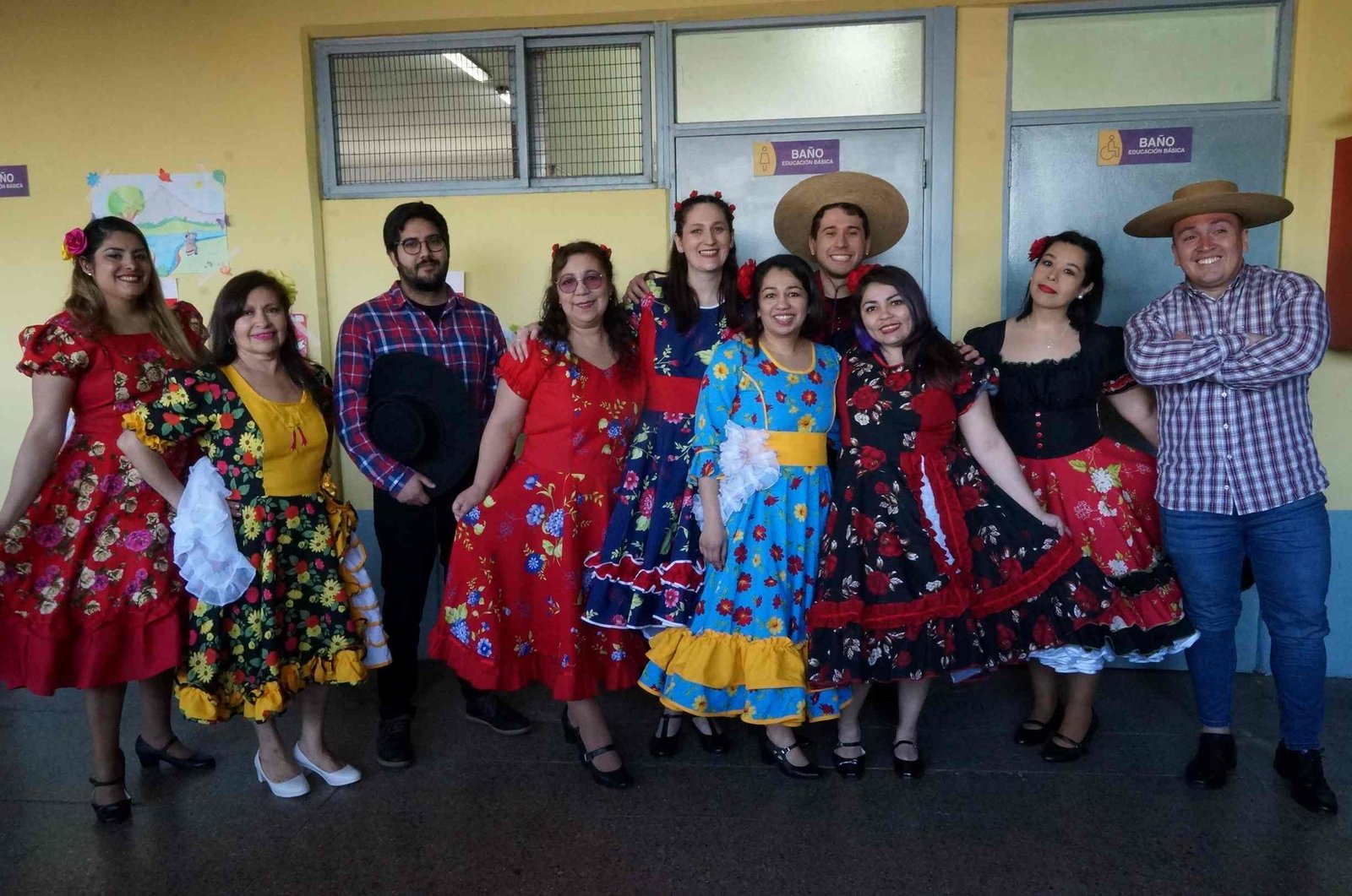 Docentes y asistentes de Novo Horizonte con trajes típicos en la celebración de Fiestas Patrias