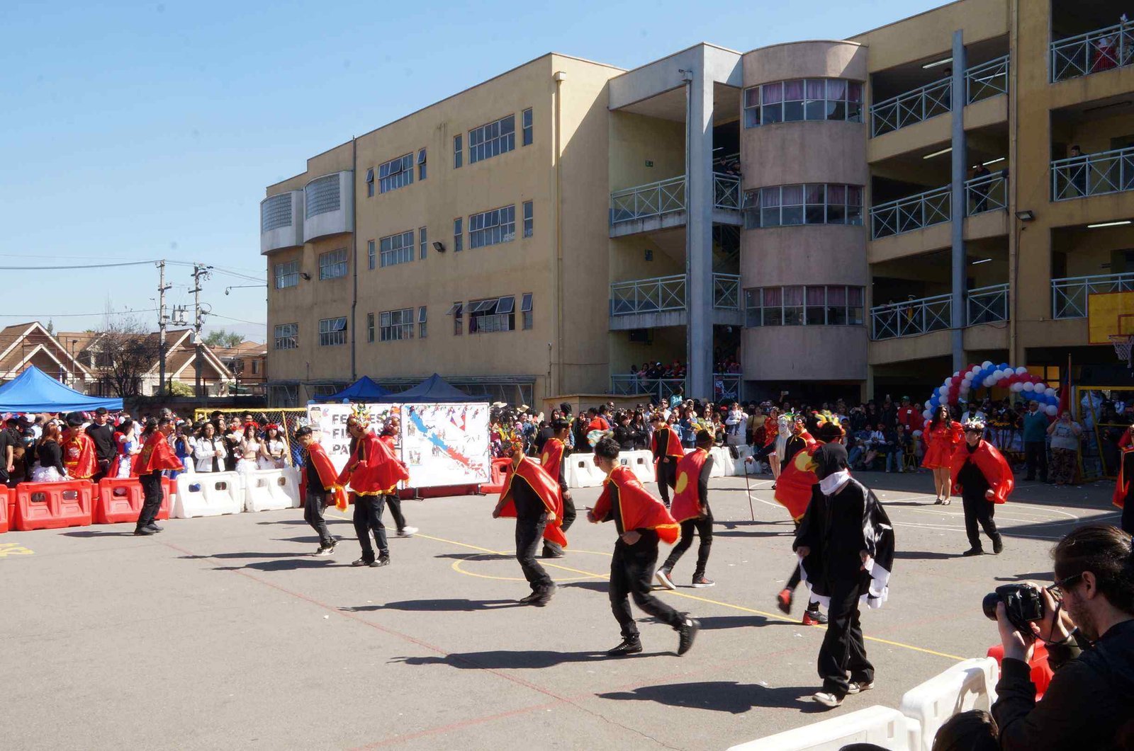 Edificio del Colegio Novo Horizonte durante la celebración de Fiestas Patrias en el patio