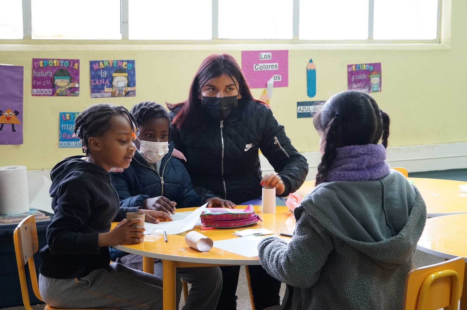 Estudiante de Atención de Párvulos acompaña a niñas y niños en una actividad en la sala
