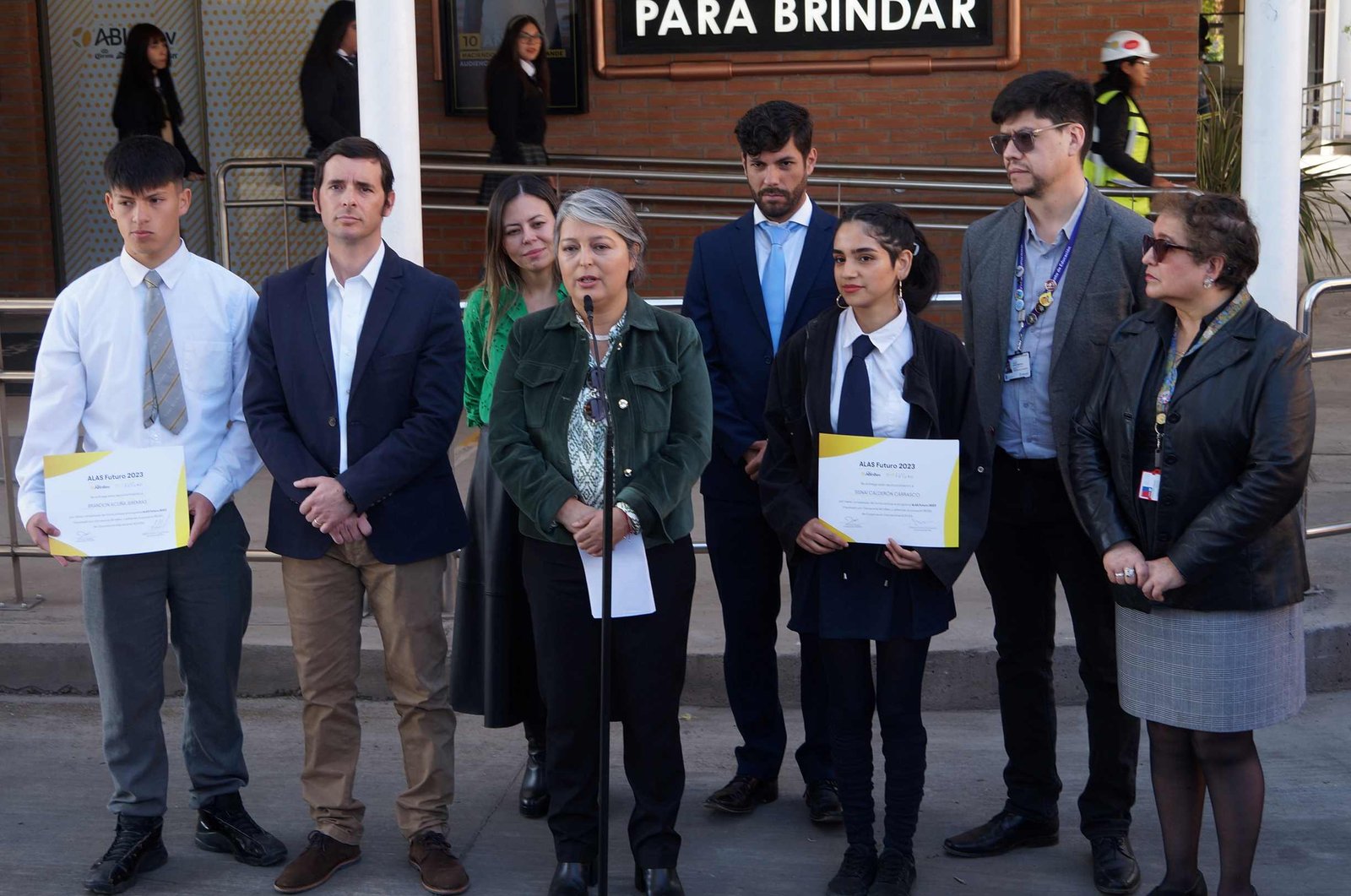 Estudiantes del 4° Medio D de Electrónica en la ceremonia de certificación del programa Alas Futuro 2023