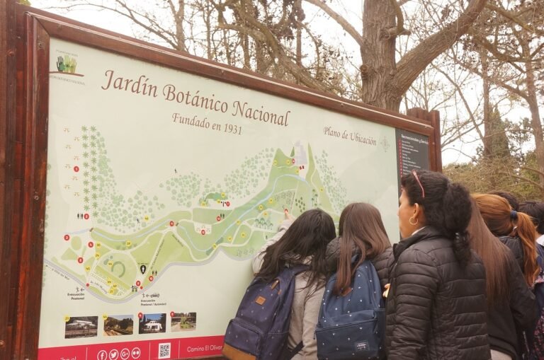 Estudiantes de Enseñanza Media revisan el mapa del Jardín Botánico Nacional durante una salida pedagógica