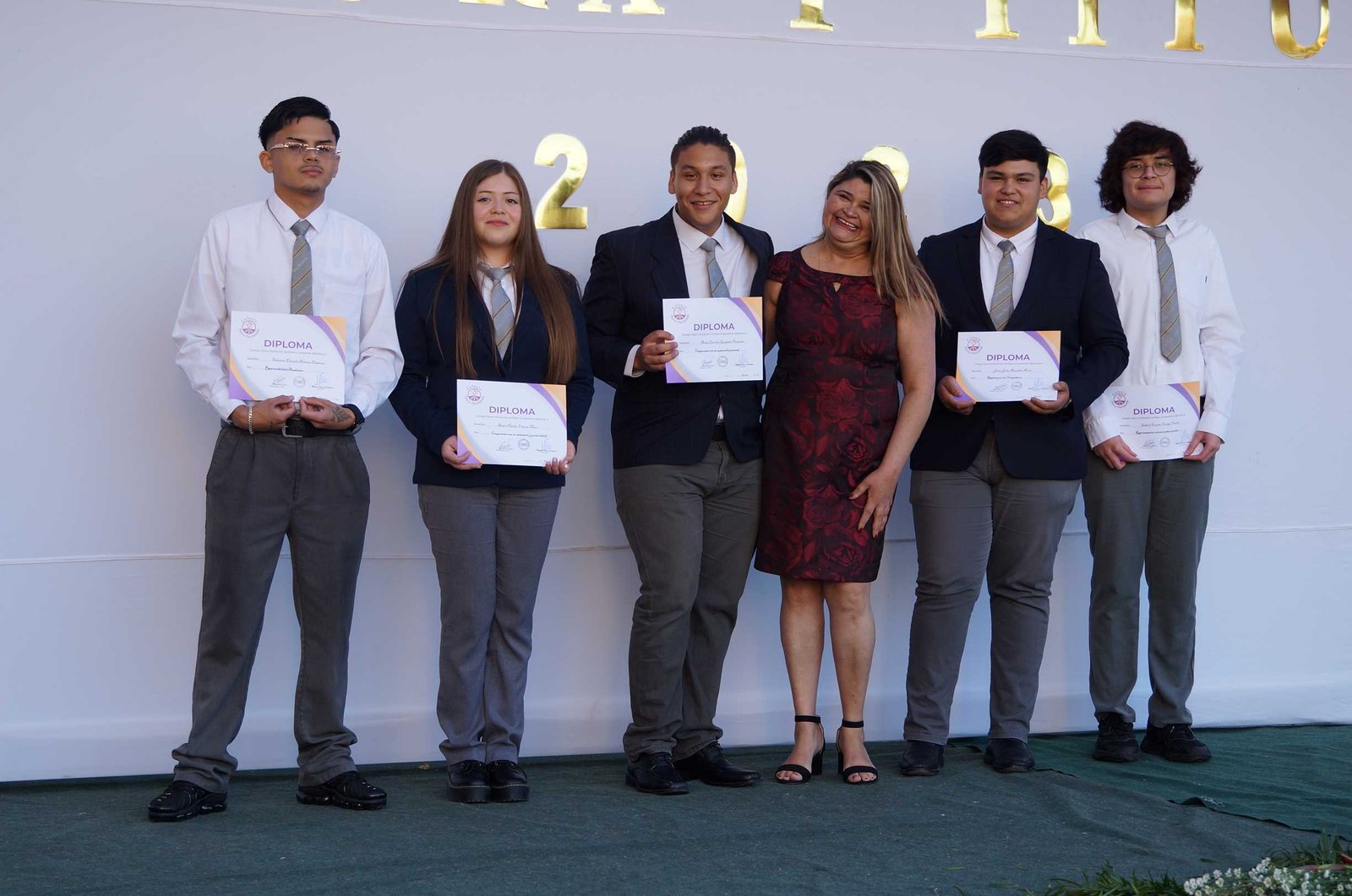 Titulados técnico-profesionales del Colegio Novo Horizonte con su diploma en la Licenciatura 2023