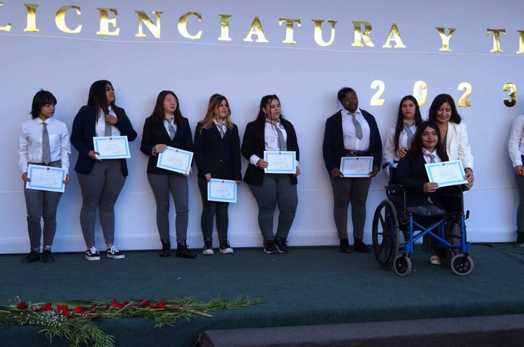 Egresadas y egresados técnico-profesionales con sus diplomas en la ceremonia de Licenciatura y Titulación 2023