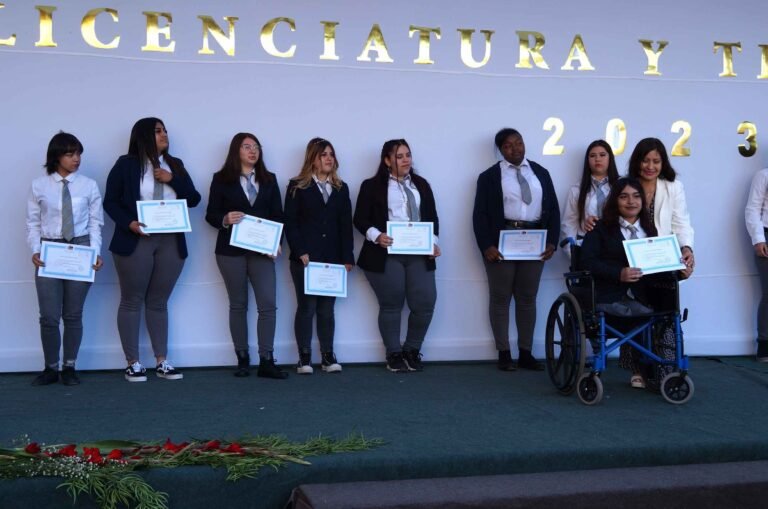 Egresadas y egresados técnico-profesionales con sus diplomas en la ceremonia de Licenciatura y Titulación 2023