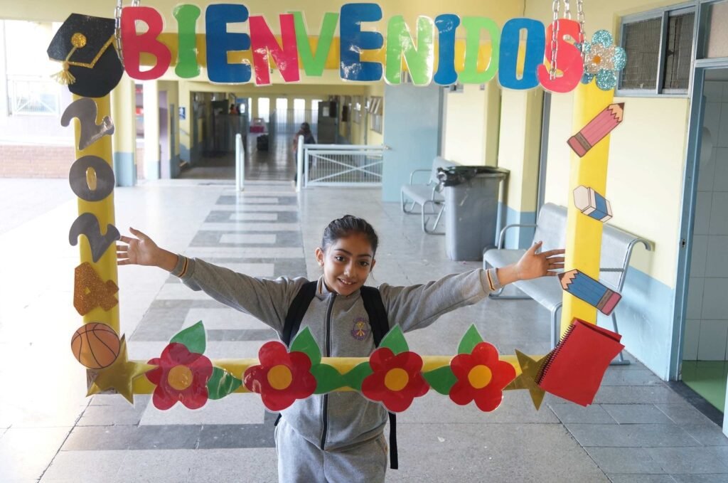 Estudiante de Novo Horizonte posa en el marco de bienvenida del inicio del año escolar 2024