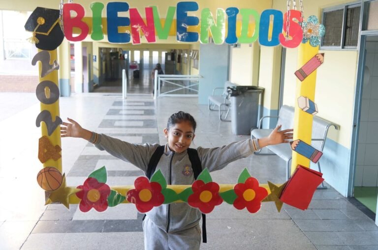 Estudiante de Novo Horizonte posa en el marco de bienvenida del inicio del año escolar 2024