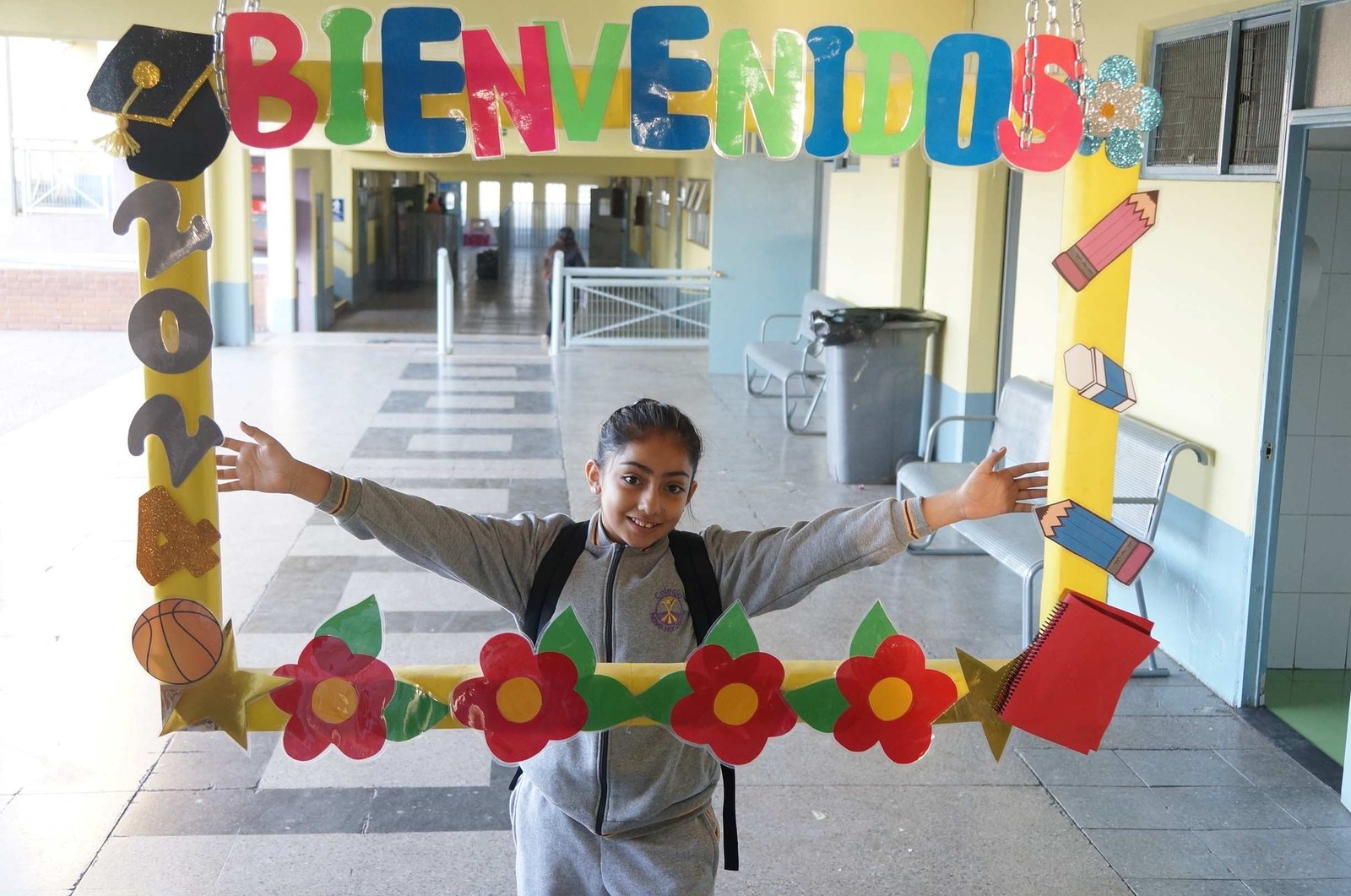 Estudiante de Novo Horizonte posa en el marco de bienvenida del inicio del año escolar 2024