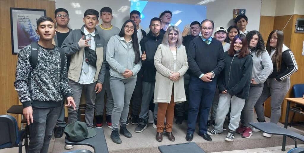 Estudiantes de 4° Medio de Contabilidad en el seminario de la Escuela de Contadores Auditores